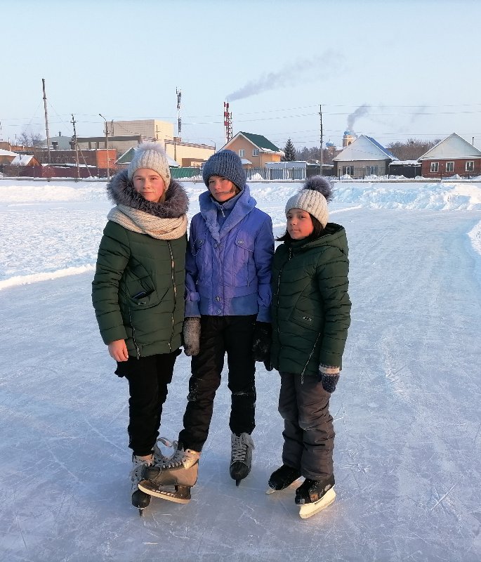 Юные конькобежцы