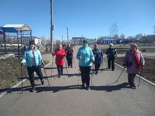 На базе Комплексного центра социального обслуживания населения Верхнеуральского района прошло занятия по скандинавской ходьбе.