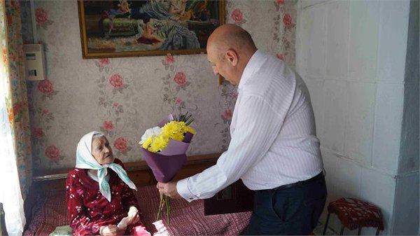 Жительницу Верхнеуральска поздравили с 90-летием