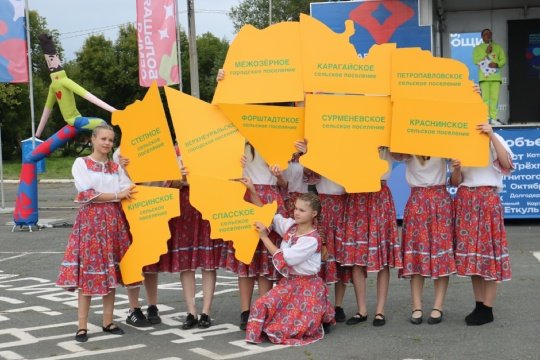 Фестиваль «Челябинская область – Большая семья» собрал жителей Верхнеуральского района на семейный праздник.