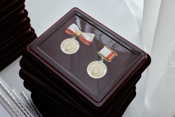 «Семейное счастье» продолжается: еще свыше тысячи супружеских пар наградили знаком отличия Челябинской области